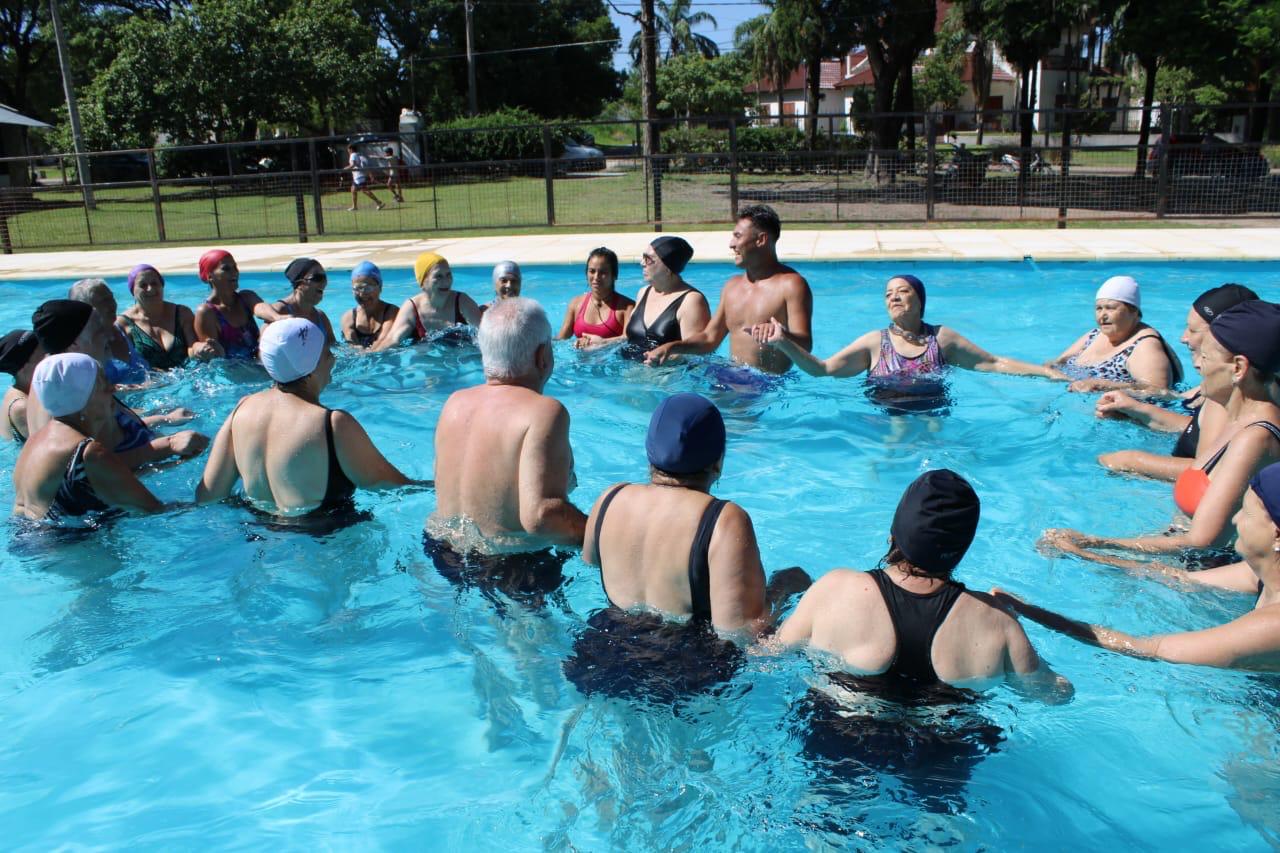Adultos mayores disfrutan de un verano activo y saludable